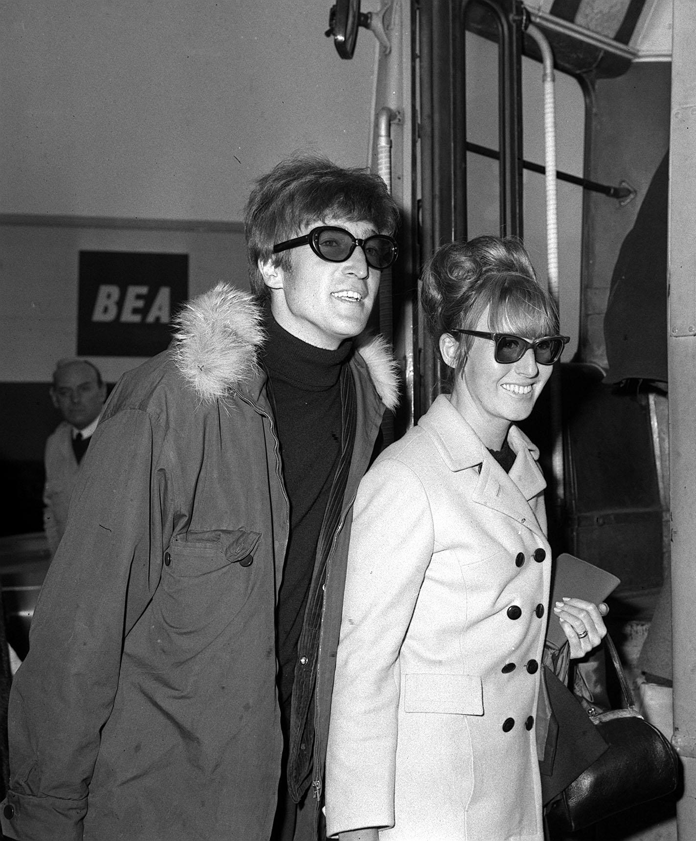 John Lennon with first wife Cynthia Lennon at Heathrow Airport in London on November 2, 1966 | Photo: Getty Images