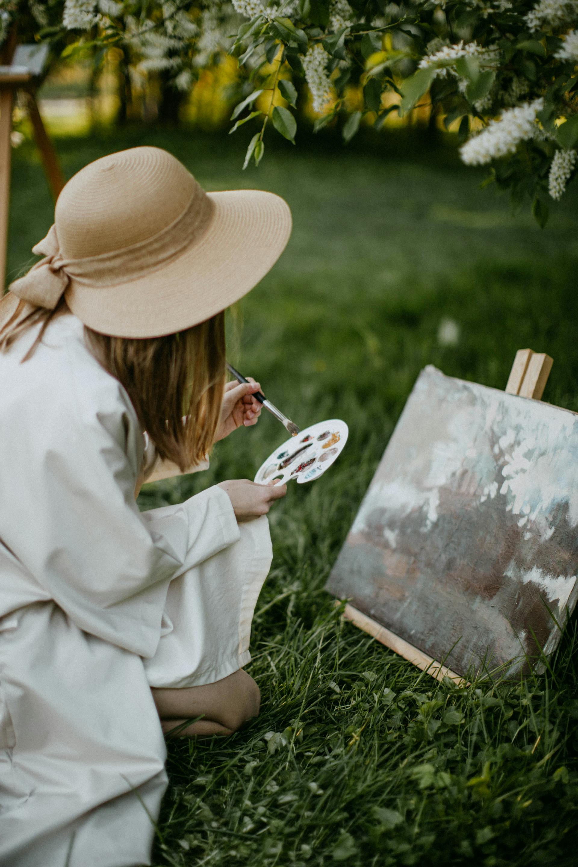 A woman painting outdoors | Source: Pexels