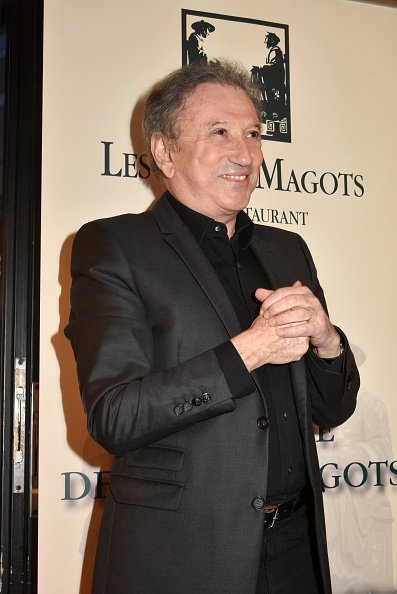 Michel Drucker assiste à la séance de dédicace du livre "Il Faut Du Temps Pour Rester Jeune". |Photo : Getty Images