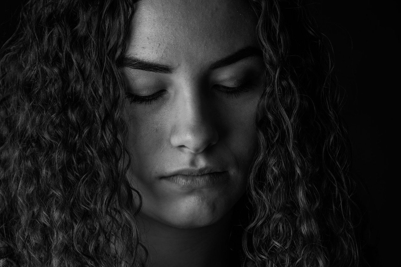 A black-and-white close-up image of a woman looking sad | Photo: Pixabay/Małgorzata Tomczak