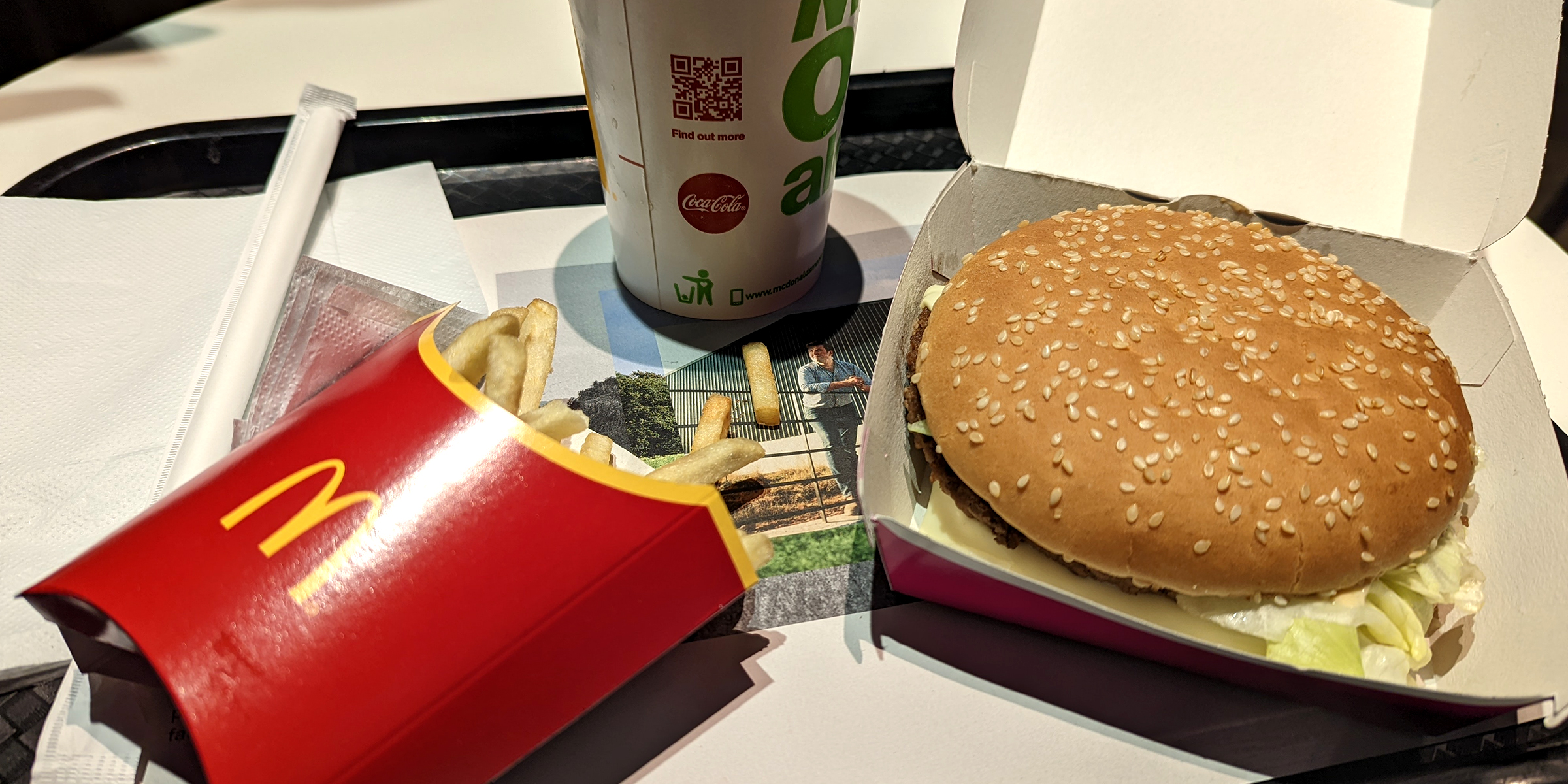 Burger and fries on a table | Source: flickr.com/daniel0685/CC BY 2.0