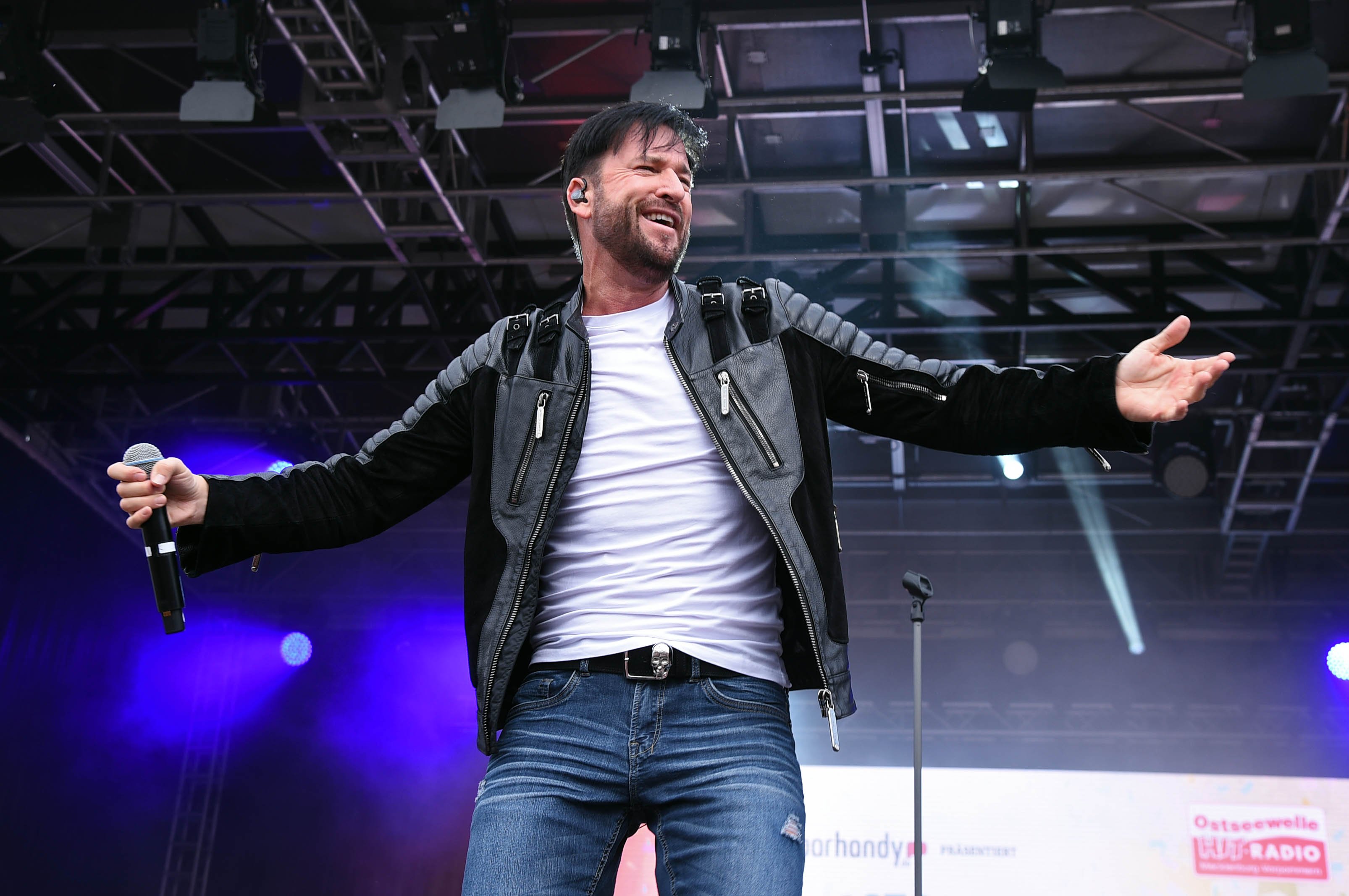 Michael Wendler tritt während der Rostock Ole Schlagerparty im IGA-Park am 20. Juli 2019 in Rostock auf. | Quelle: Getty Images Michael Wendler tritt während der Rostock Ole Schlagerparty im IGA-Park am 20. Juli 2019 in Rostock auf. | Quelle: Getty Images