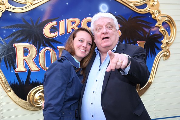 Hans Meiser und seine Tochter Anouk bei der Premiere der Circus Roncalli Show "Storyteller" am 12. April 2018 in Köln | Quelle: Getty Images