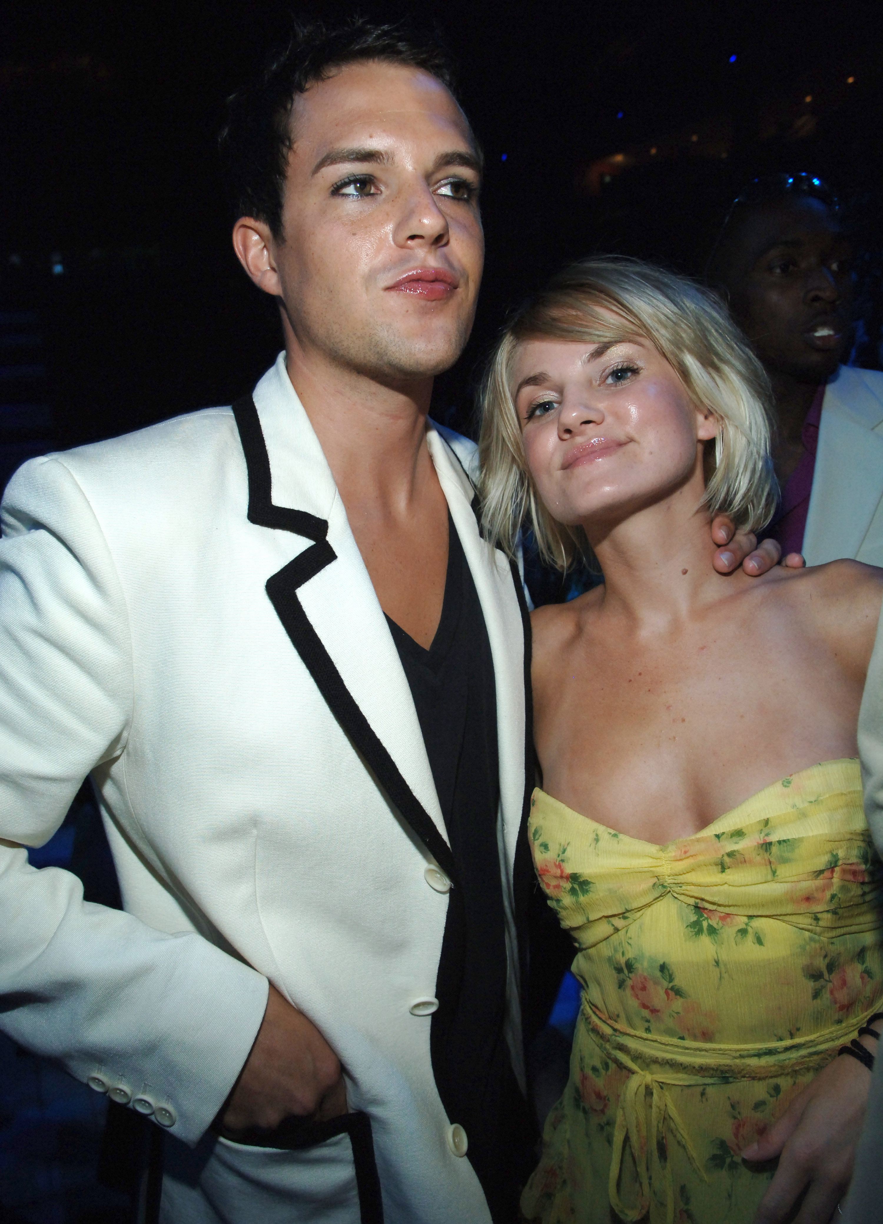 Brandon Flowers von The Killers und seine Frau Tana Mundkowsky werden bei den MTV Video Music Awards 2005 hinter der Bühne fotografiert | Quelle: Getty Images
