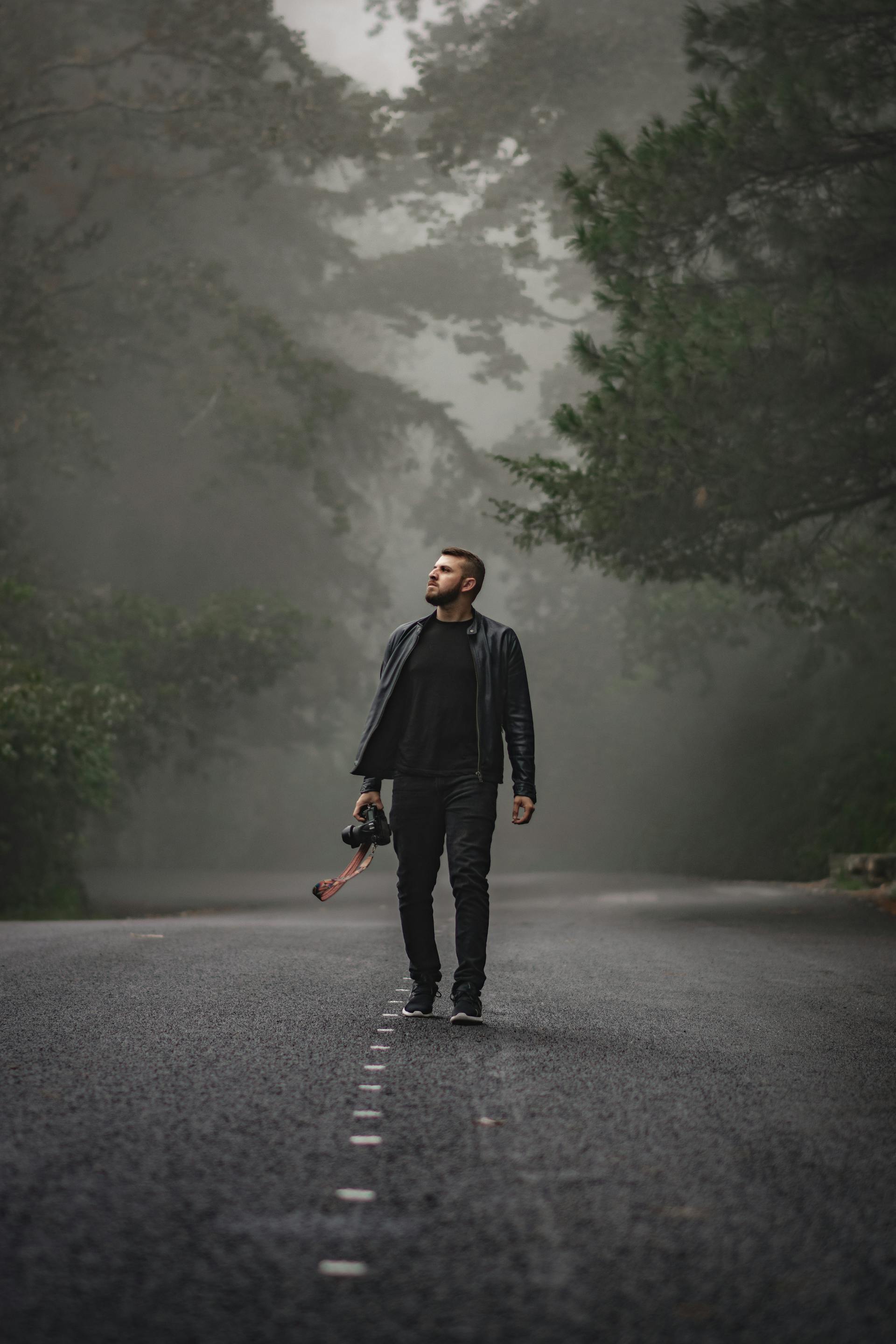 A man walking down an empty road | Source: Pexels