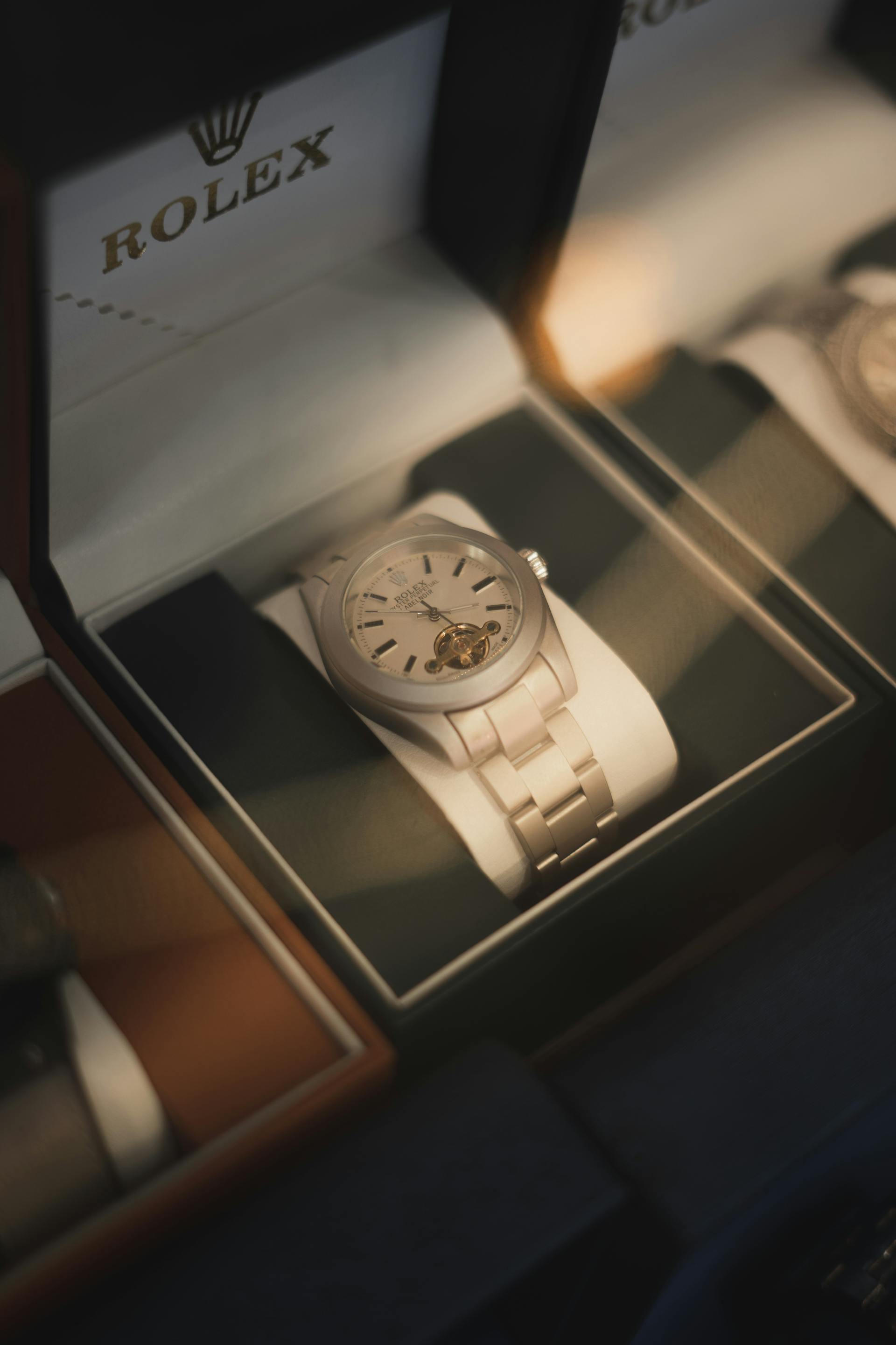 A watch in a box | Source: Pexels