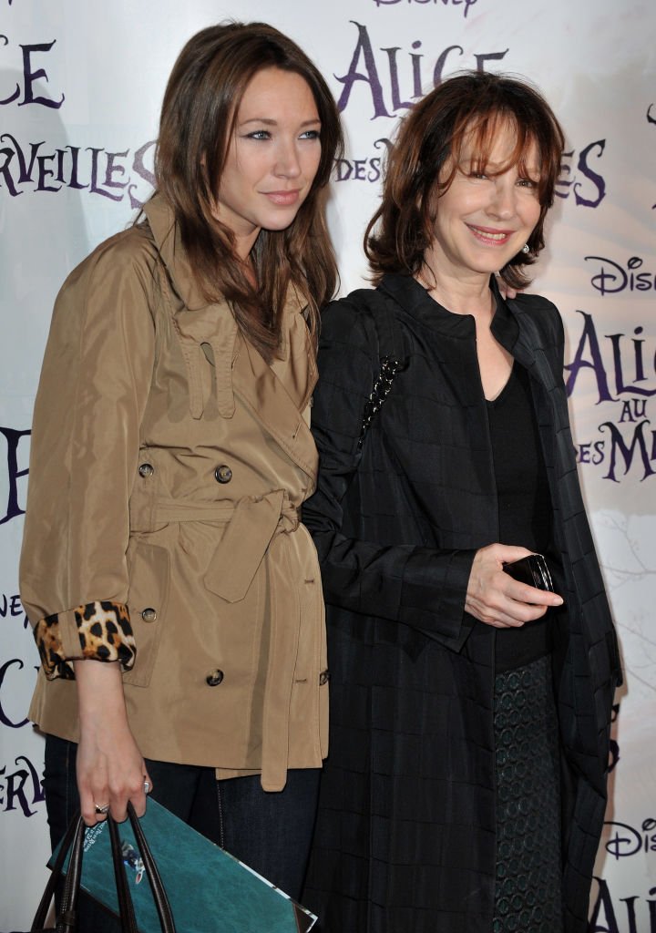 Laura Smet arrive avec sa mère Nathalie Baye pour assister à la première du film de Tim Burton "Alice au pays des merveilles" le 15 mars 2010 à Paris, France. | Photo : Getty Images