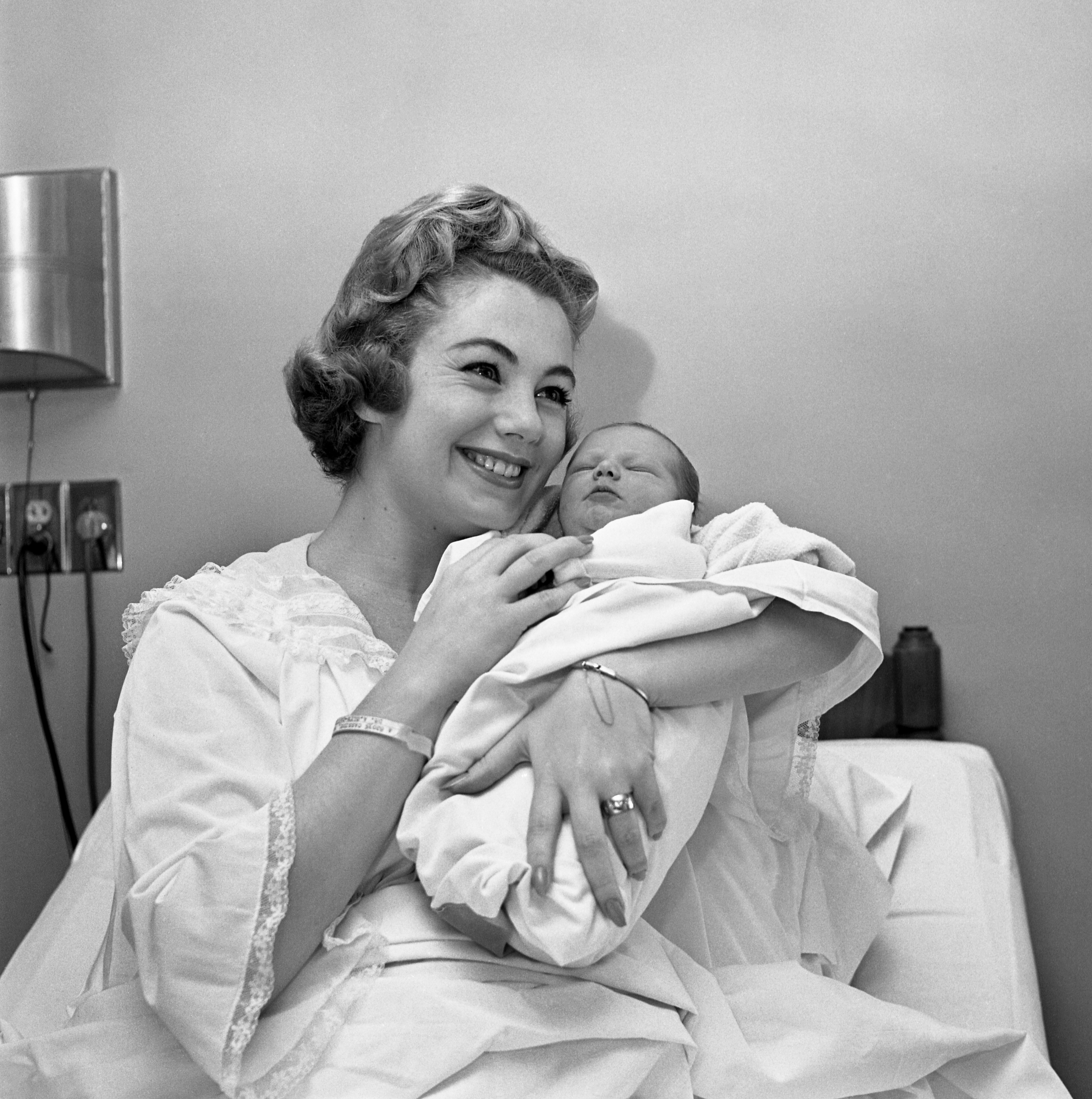 Shirley Jones with her new son, Patrick William, on January 4, 1962. | Source: Bettmann Archive/Getty Images