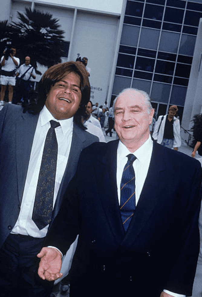 Marlon Brando walking to courthouse with Miko Brando for Christian Brando murder charges, on September 1990, Santa Monica, California | Source: Getty Images