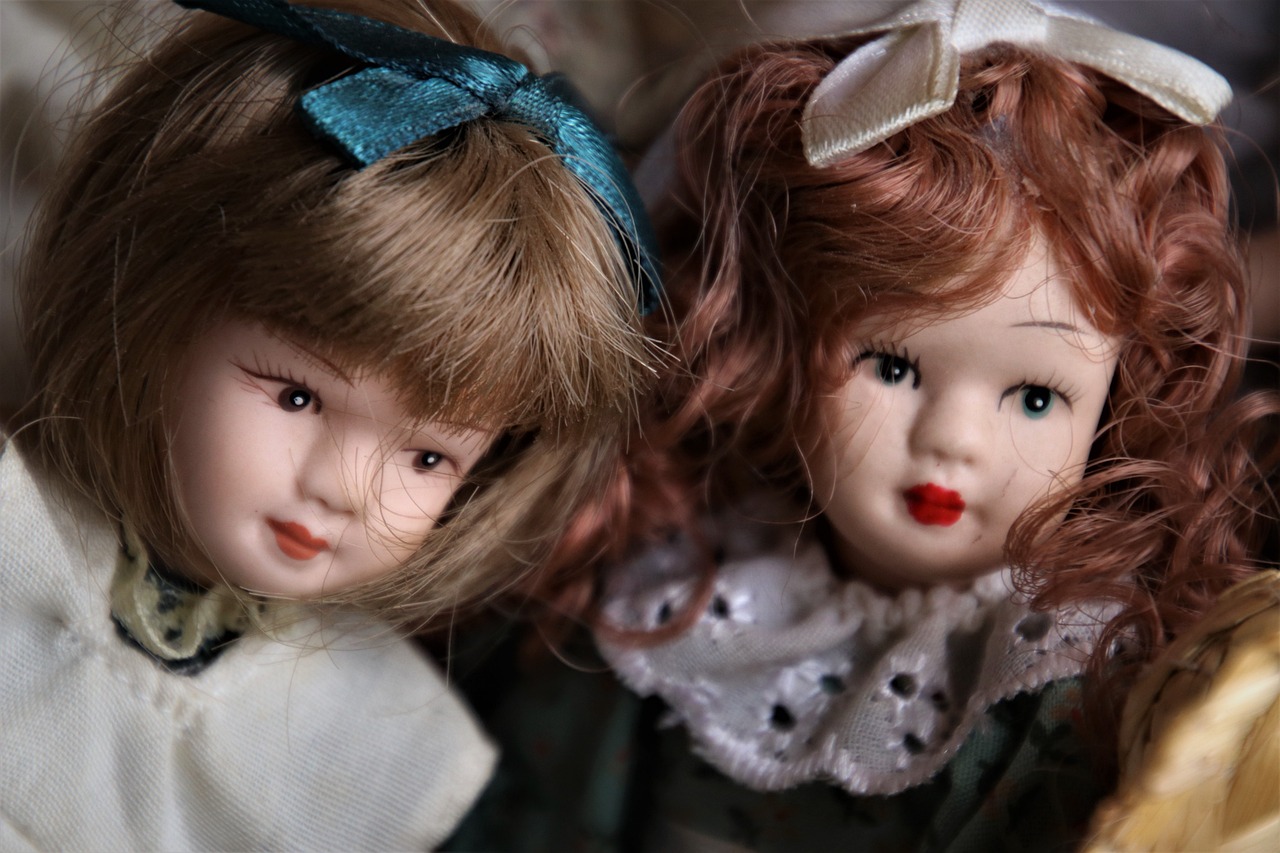A couple of porcelain dolls | Source: Pixabay