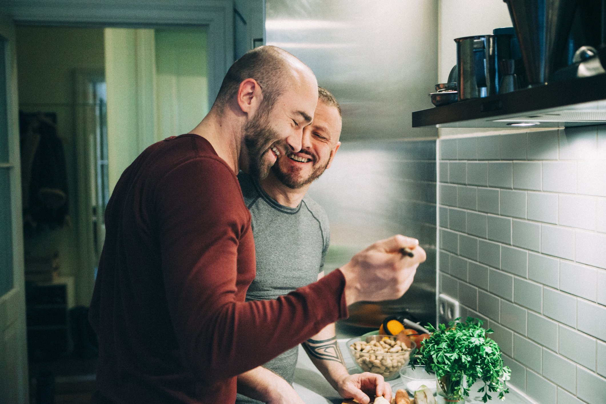 Foto von zwei Männern, die eine Mahlzeit zubereiten | Quelle: Getty Images