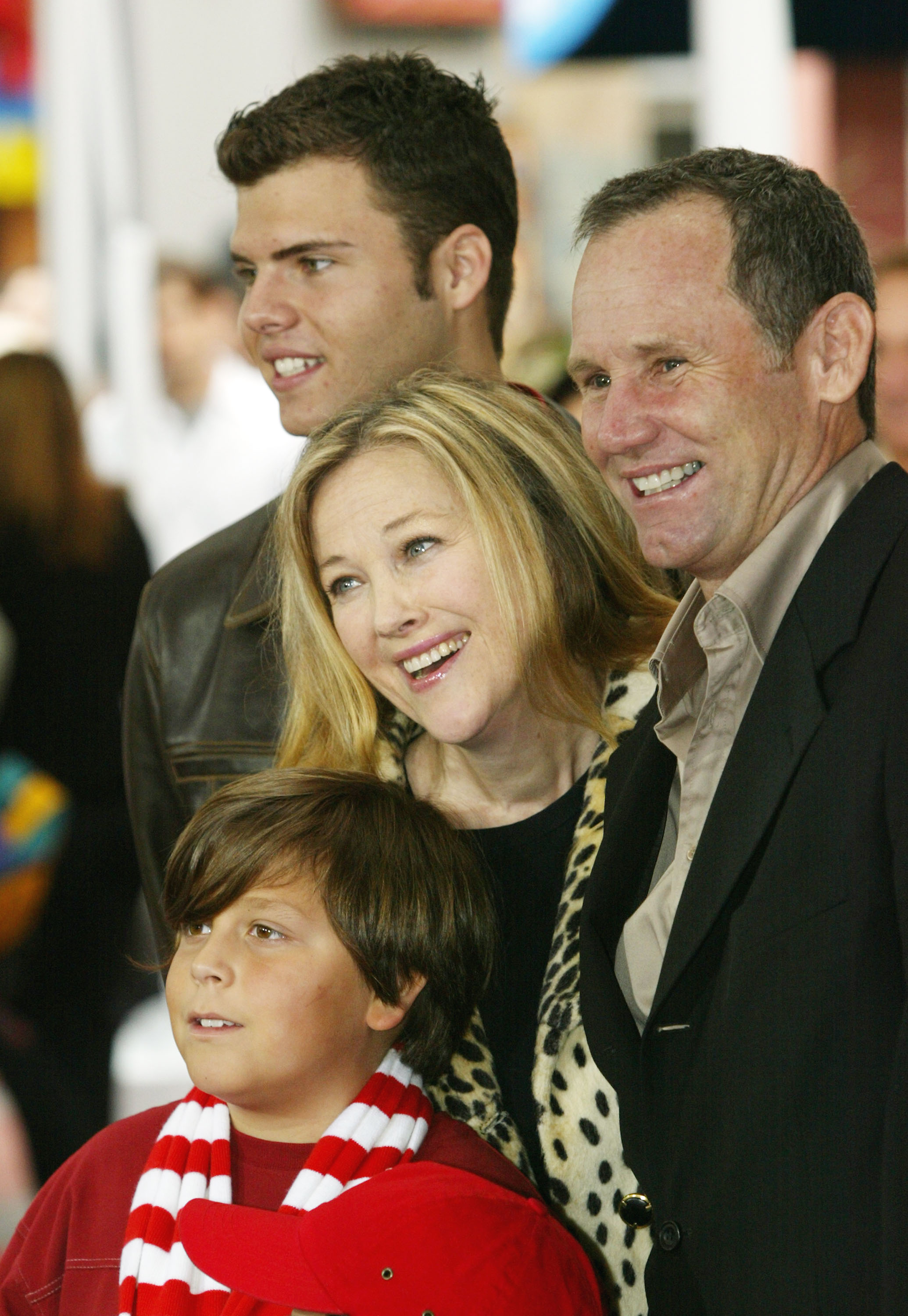 Catherine O'Hara with her husband Bo Welch and their sons at the world premiere of "Dr. Seuss' The Cat in the Hat" at Universal Studios, November 8, 2003 in Hollywood, California | Source: Getty Images
