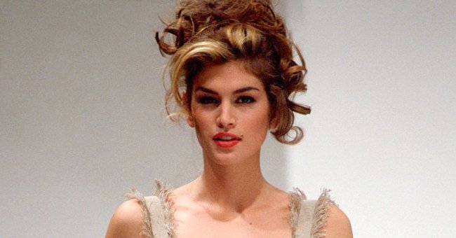 Cindy Crawford walks on the runway for Dolce & Gabbana fashion show in Milan, Italy in 1991. | Photo: Getty Images