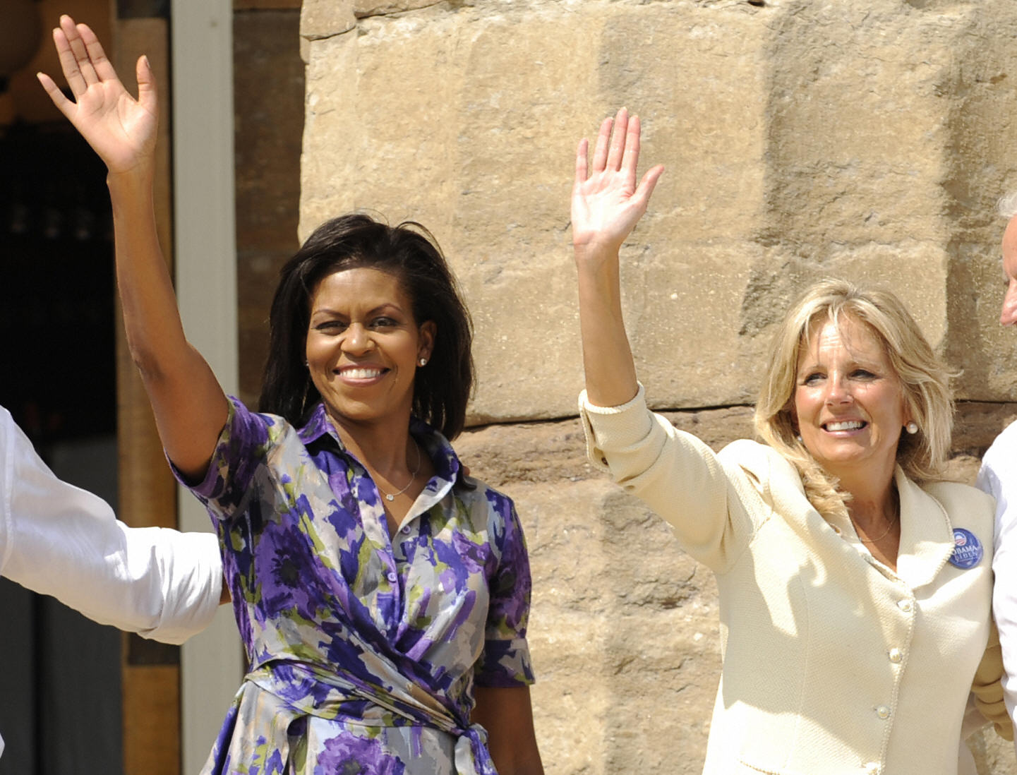 Michelle Obama and Jill Biden wave at a rally in Springfield, Illinois, on August 23, 2008 | Source: Getty Images