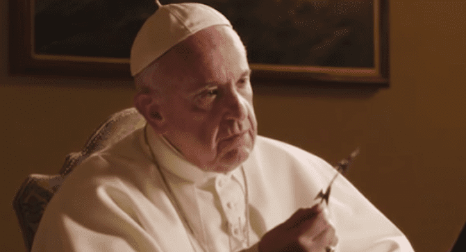 El Papa Francisco con una concertina. | Imagen: YouTube/ La Vanguardia