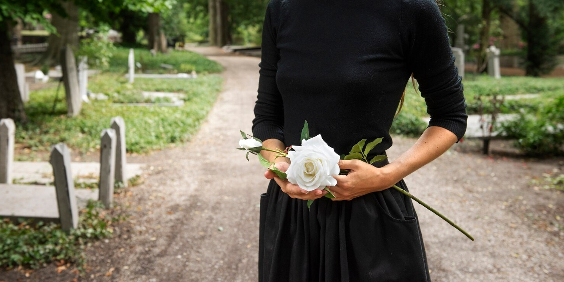 A grieving woman in a cemetery | Source: Freepik