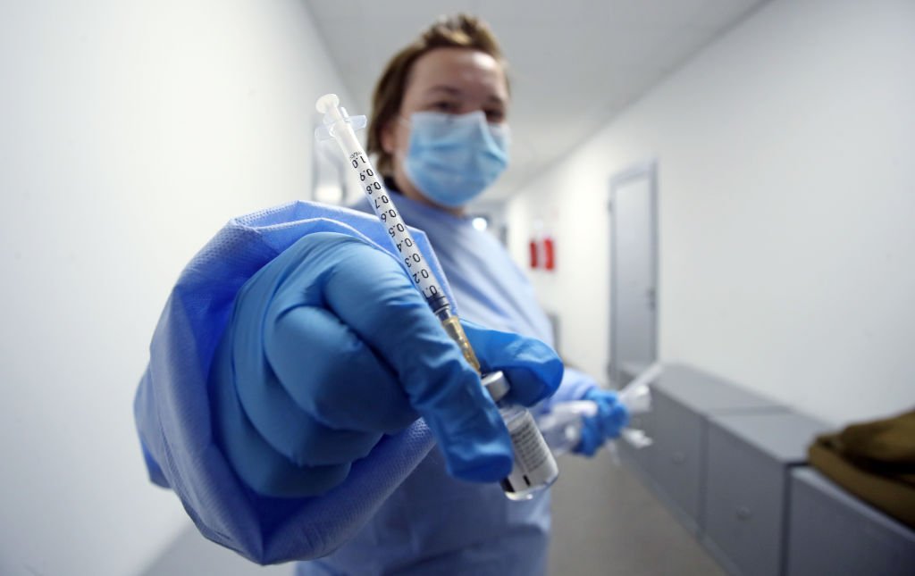 Une infirmière présentant un vaccin. | Photo : Getty Images