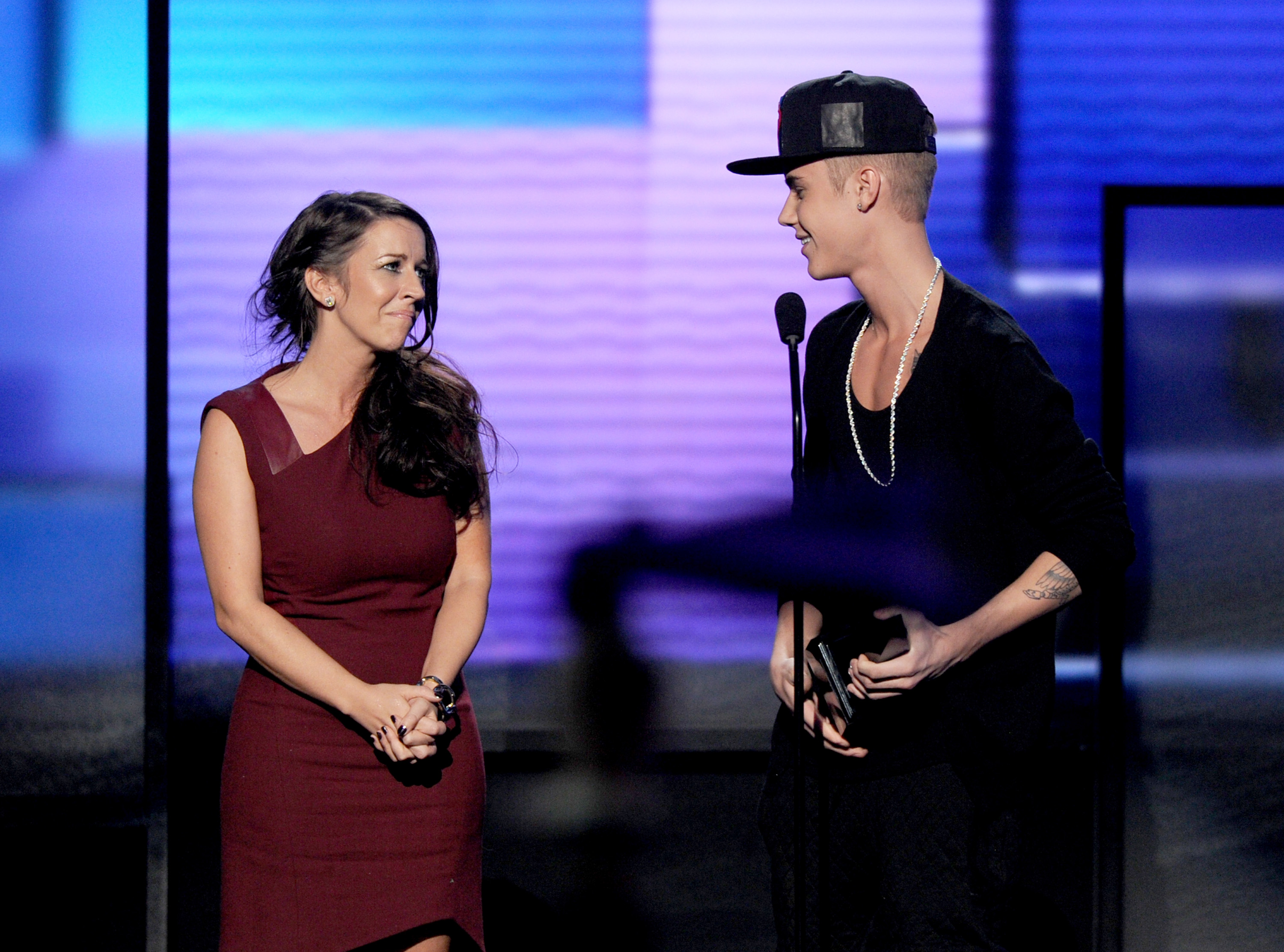 Justin Bieber with Pattie Malette as he accepts the award for Artist of the Year onstage during the 40th American Music Awards in Los Angeles, California, on November 18, 2012. | Source: Getty Images