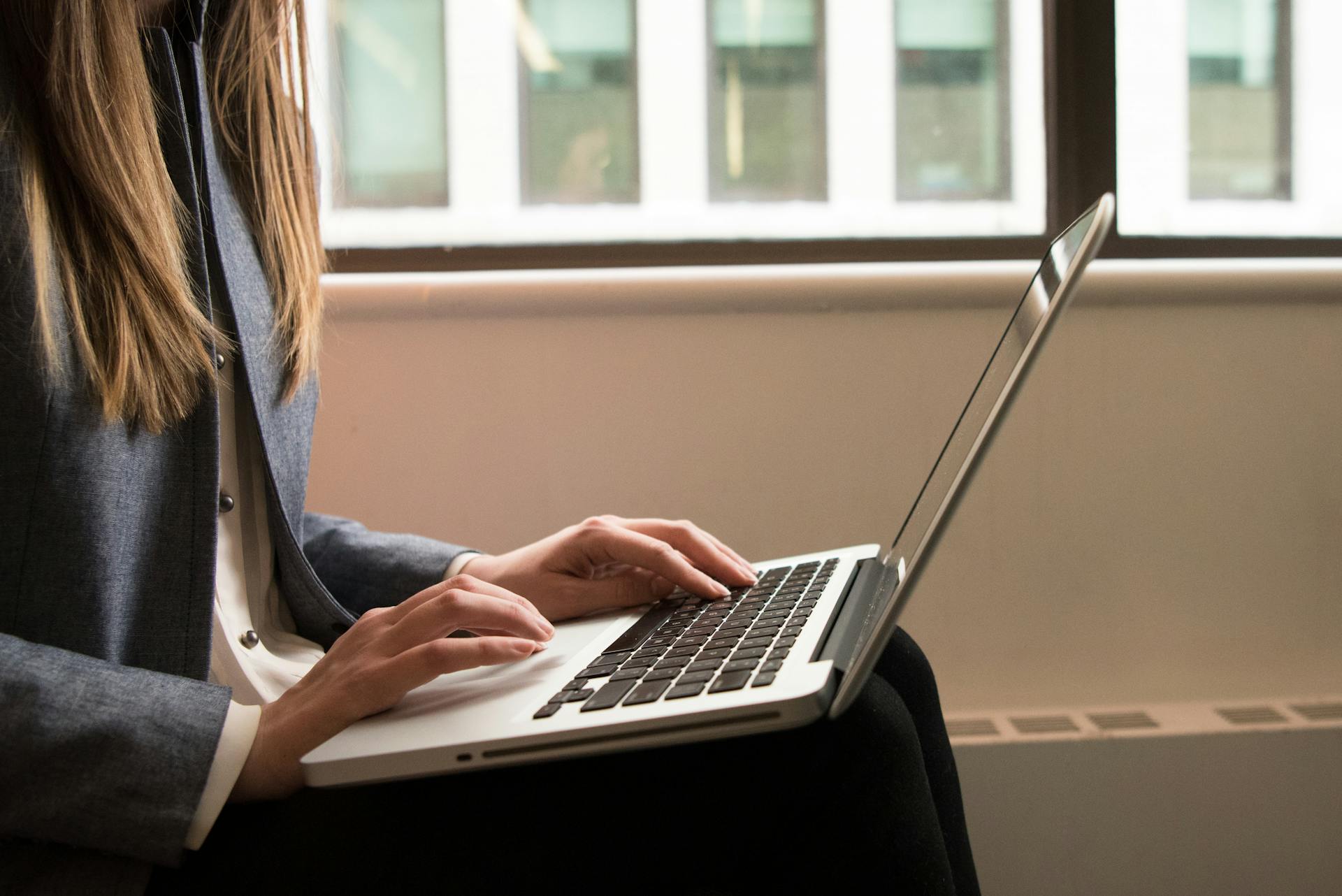 Woman using a laptop | Source: Pexels