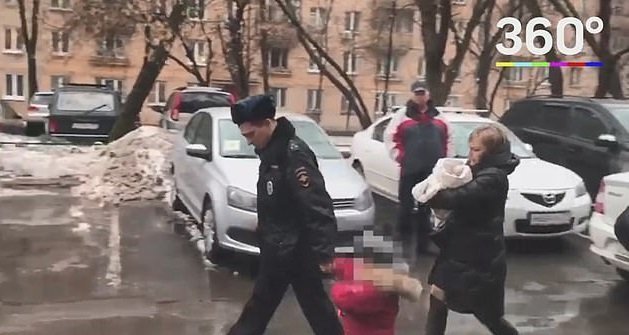Autoridades sacando a los hijos de Barnokhon de su casa | Foto: YouTube/Телеканал 360° Autoridades sacando a los hijos de Barnokhon de su casa | Foto: YouTube/Телеканал 360°