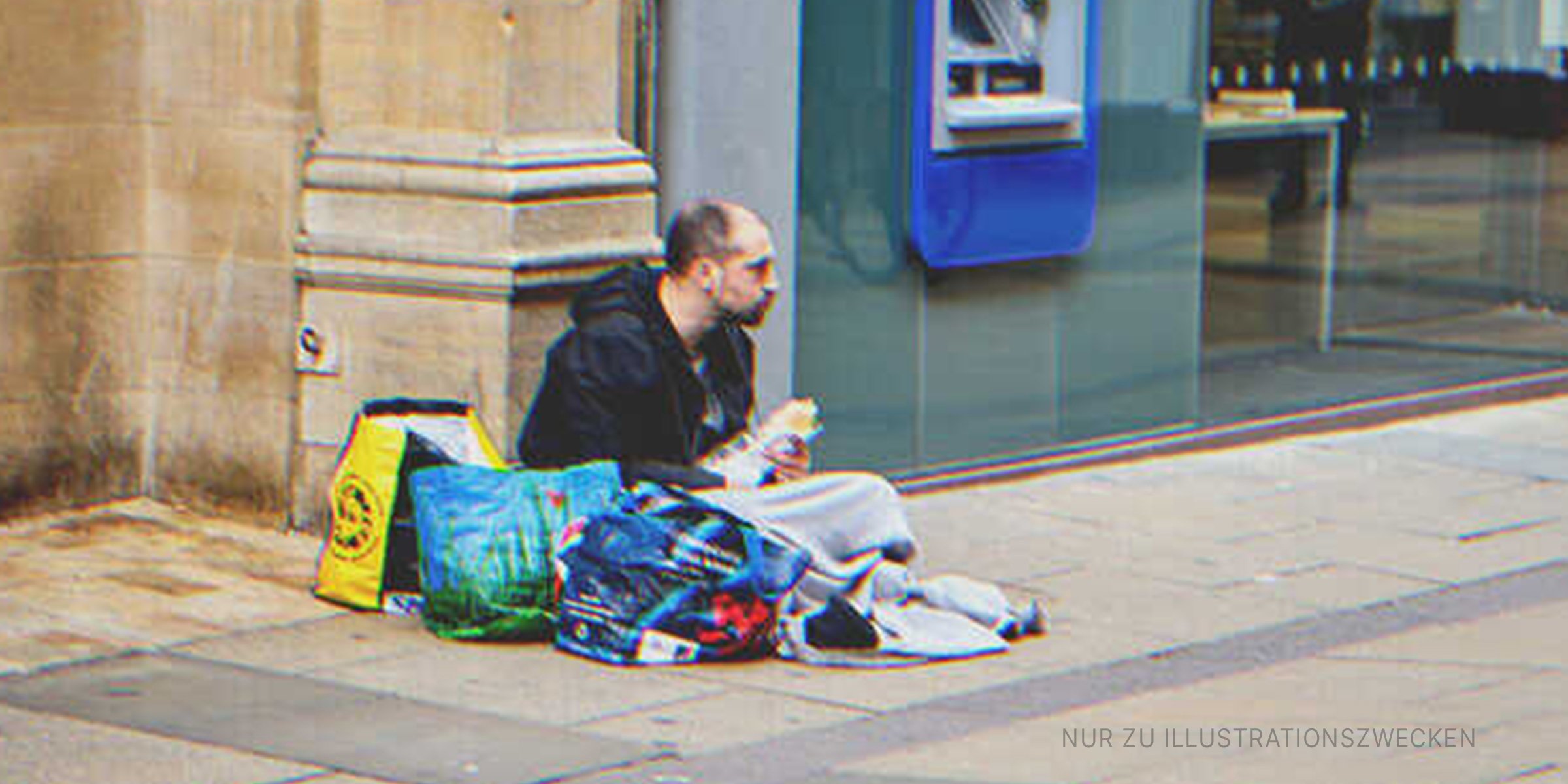 Ein Obdachloser auf der Straße | Quelle: Shutterstock