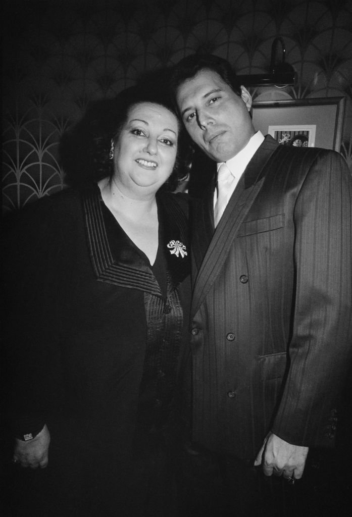 Montserrat Caballe with singer Freddie Mercury of British rock group Queen, December 1988.| Photo: GettyImages