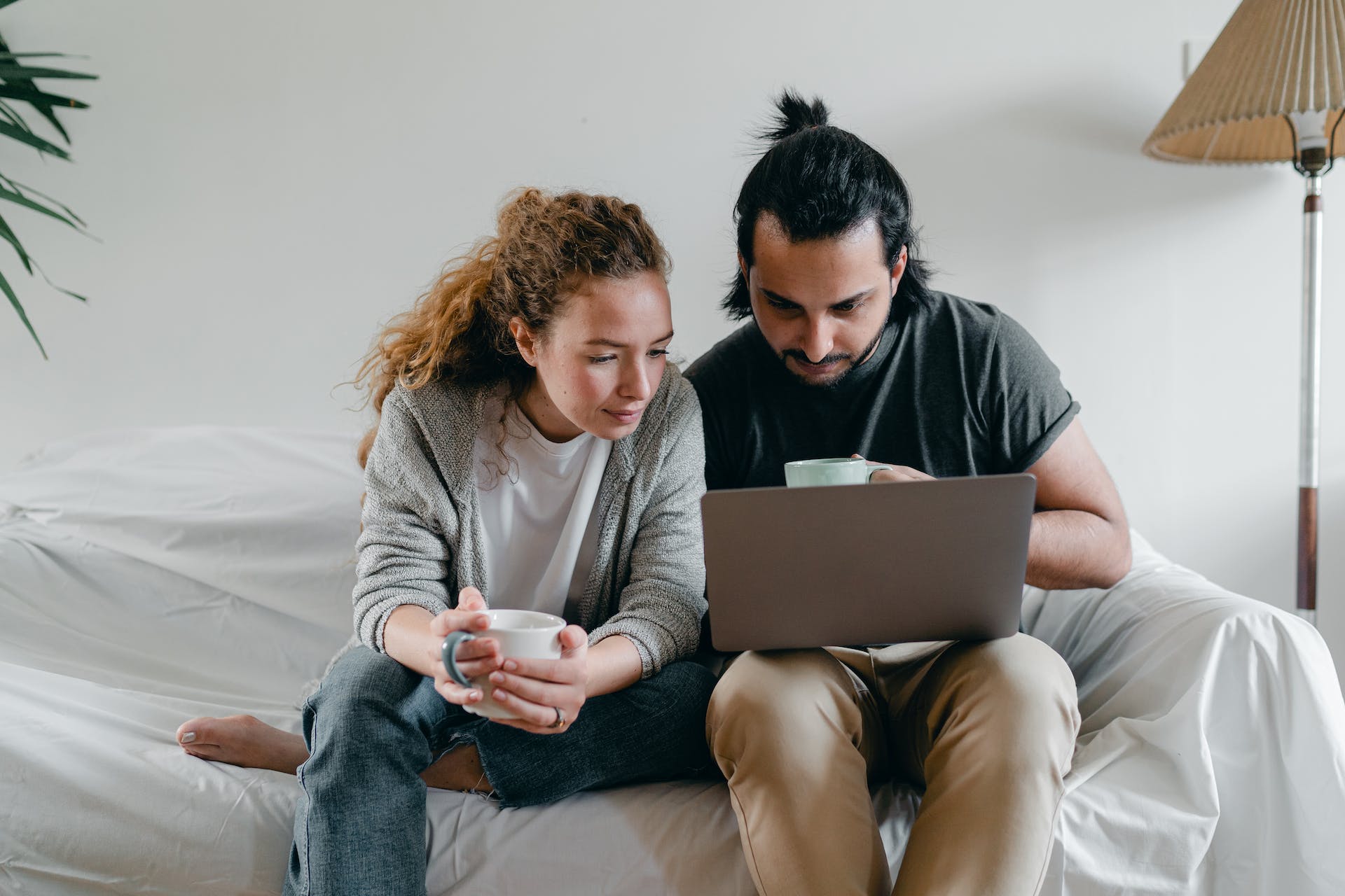 A couple working together on the laptop | Source: Pexels