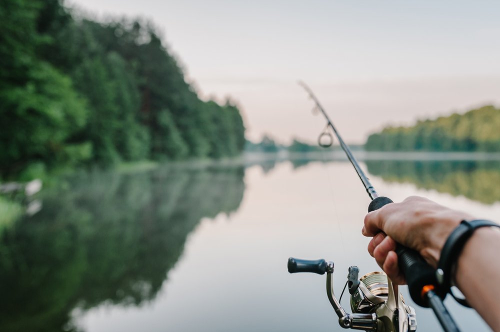 Fishing reel coming off a hand over a fishing boat | Photo: Shutterstock