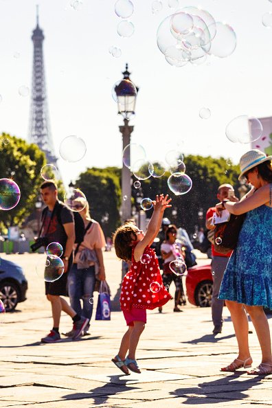 Une petite fille attrapant des bulles de savon.| Photo : Getty Images