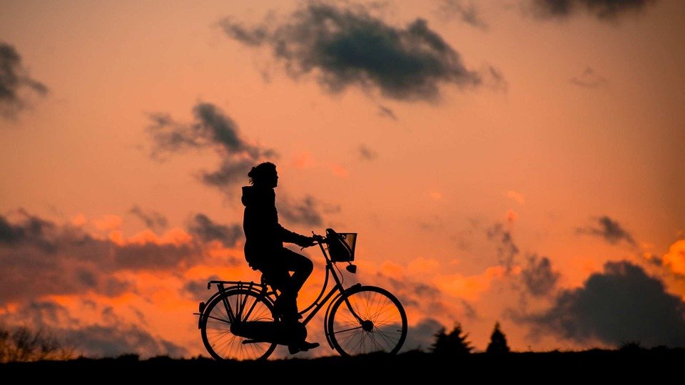 Mujer en bicileta. | Foto: Pixabay