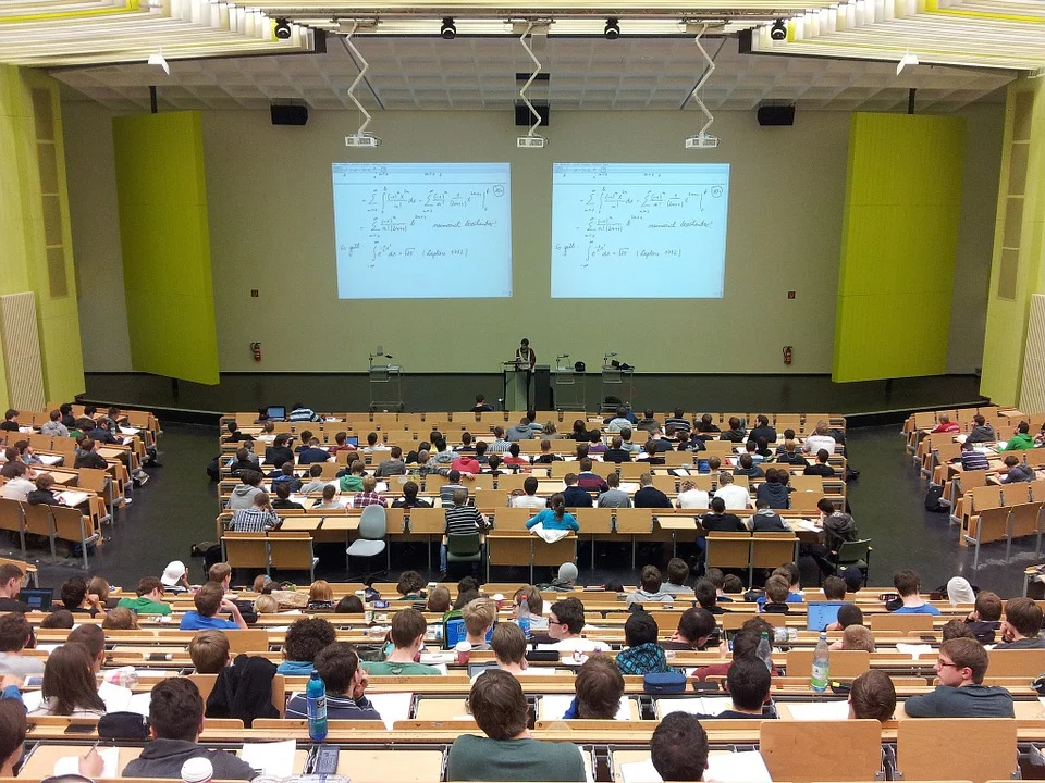 A large lecture hall filled with students and a teacher. | Photo: Pixabay