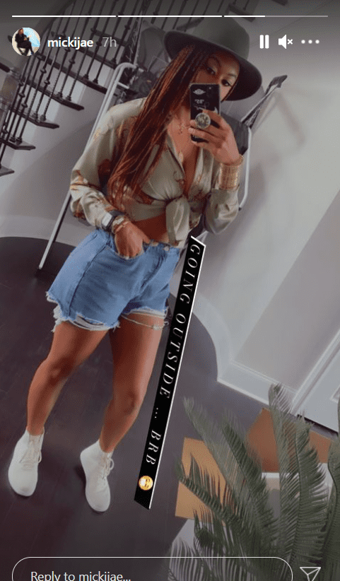 Jasmine Jordan shows of her figure in a casual outfit with a mirror selfie. | Photo: Instagram/mickijae