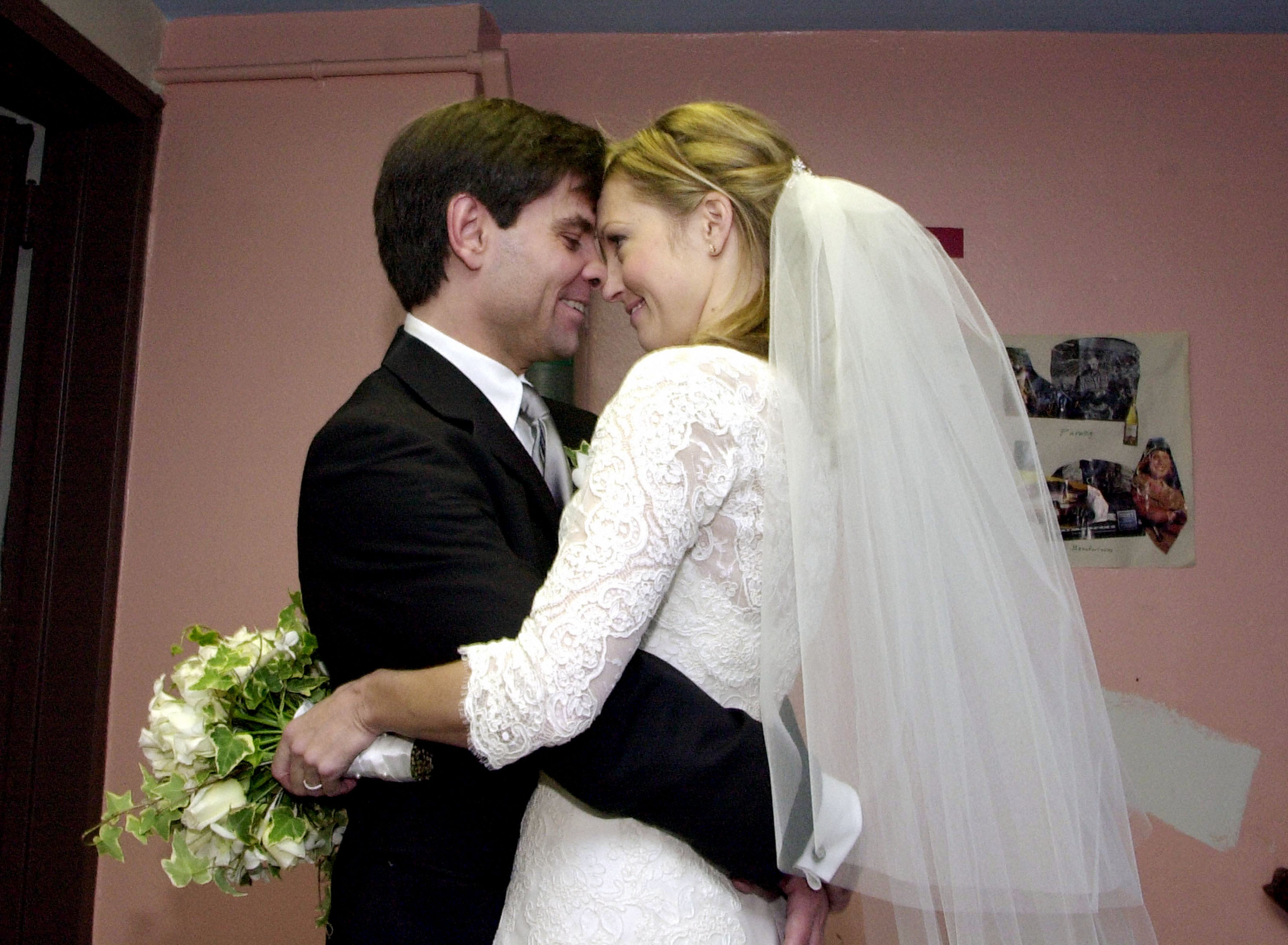 Former presidential advisor George Stephanopoulos looks at his new bride Alexandra Wentworth November 20, 2001 at the Holy Trinity Cathedral Greek Orthodox Church in New York City. | Source: Getty Images