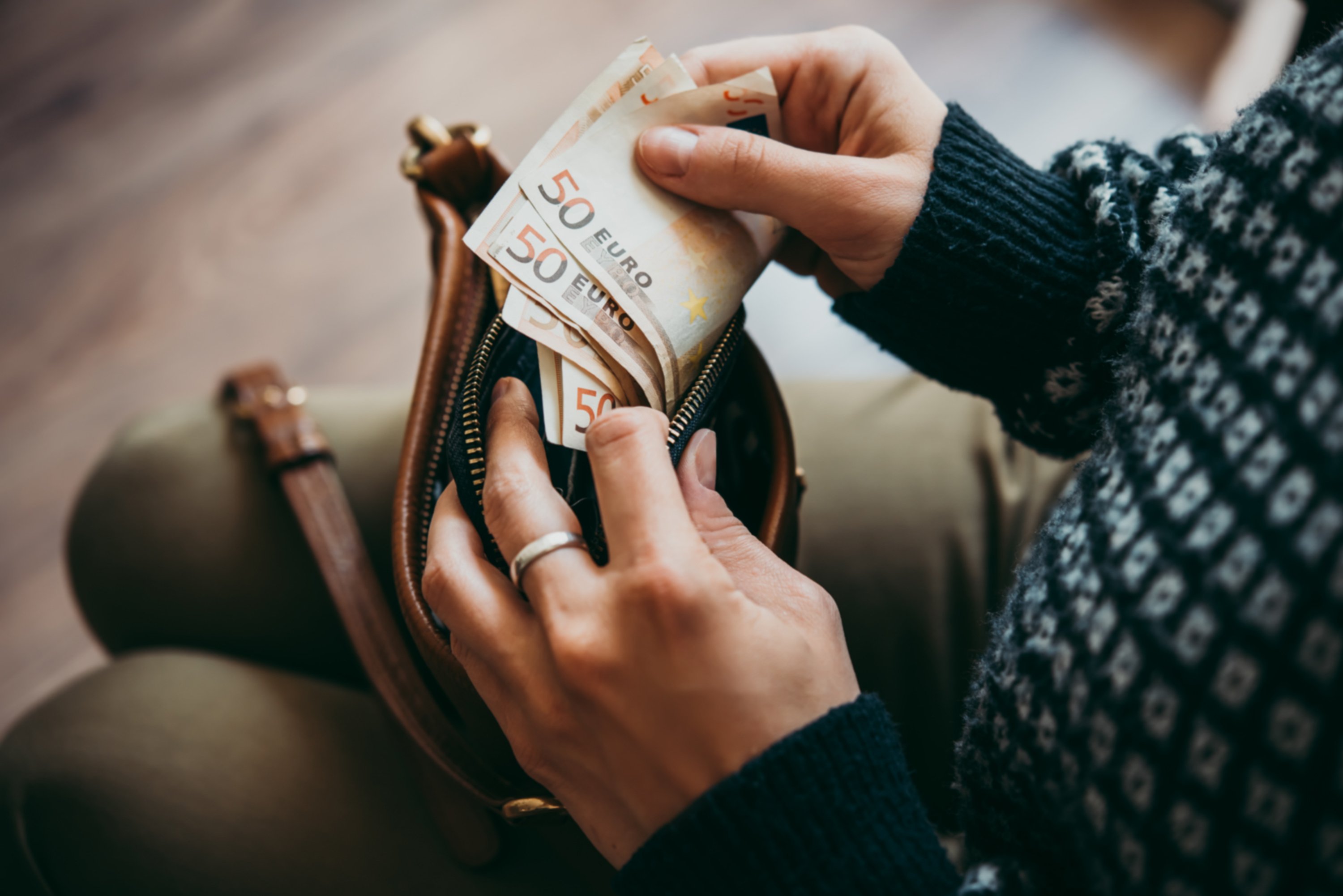 Man counting money | Photo: Shutterstock