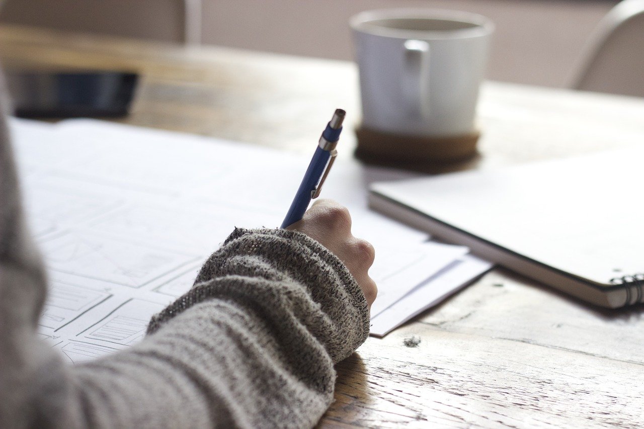 Persona escribiendo en una oficina.| Foto: Pixabay