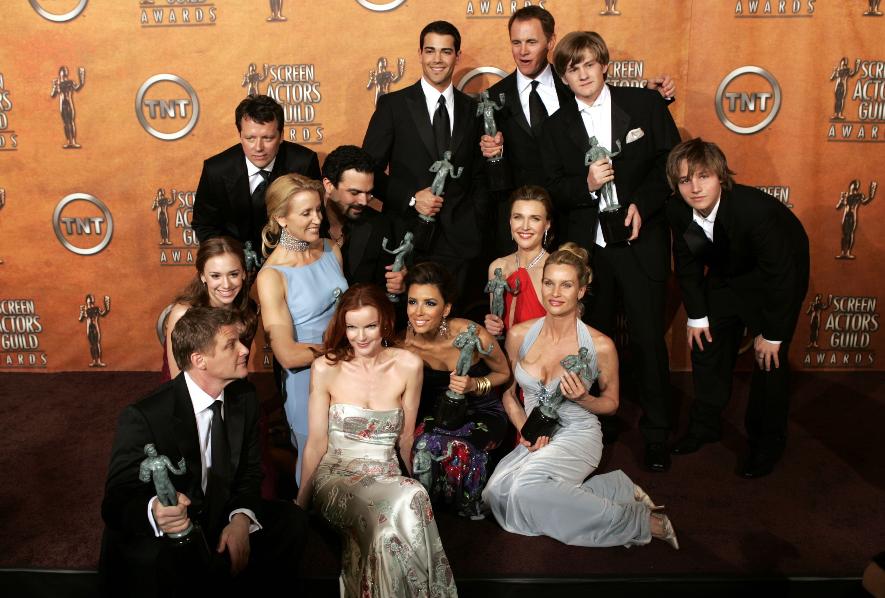 Die Darsteller von "Desperate Housewives" posieren mit ihren SAG Awards bei den 11th Annual SAG Awards, 2005 | Quelle: Getty Images