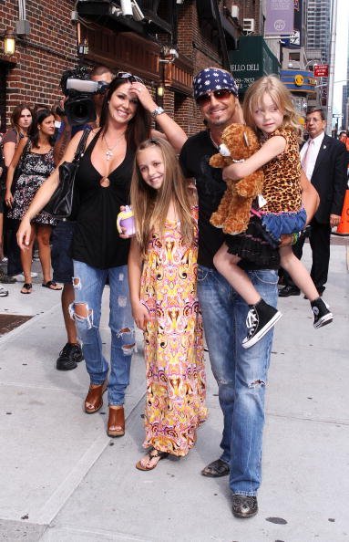 Kristi Lynn Gibson, Raine Elizabeth Sychak, Bret Michaels and Jorja Bleu Sychak at the Ed Sullivan Theater on July 12, 2010 in New York City | Photo: Getty Images