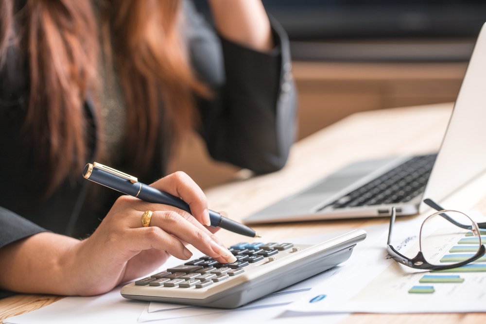 Female accountant or banker making calculations | Photo: Shutterstock