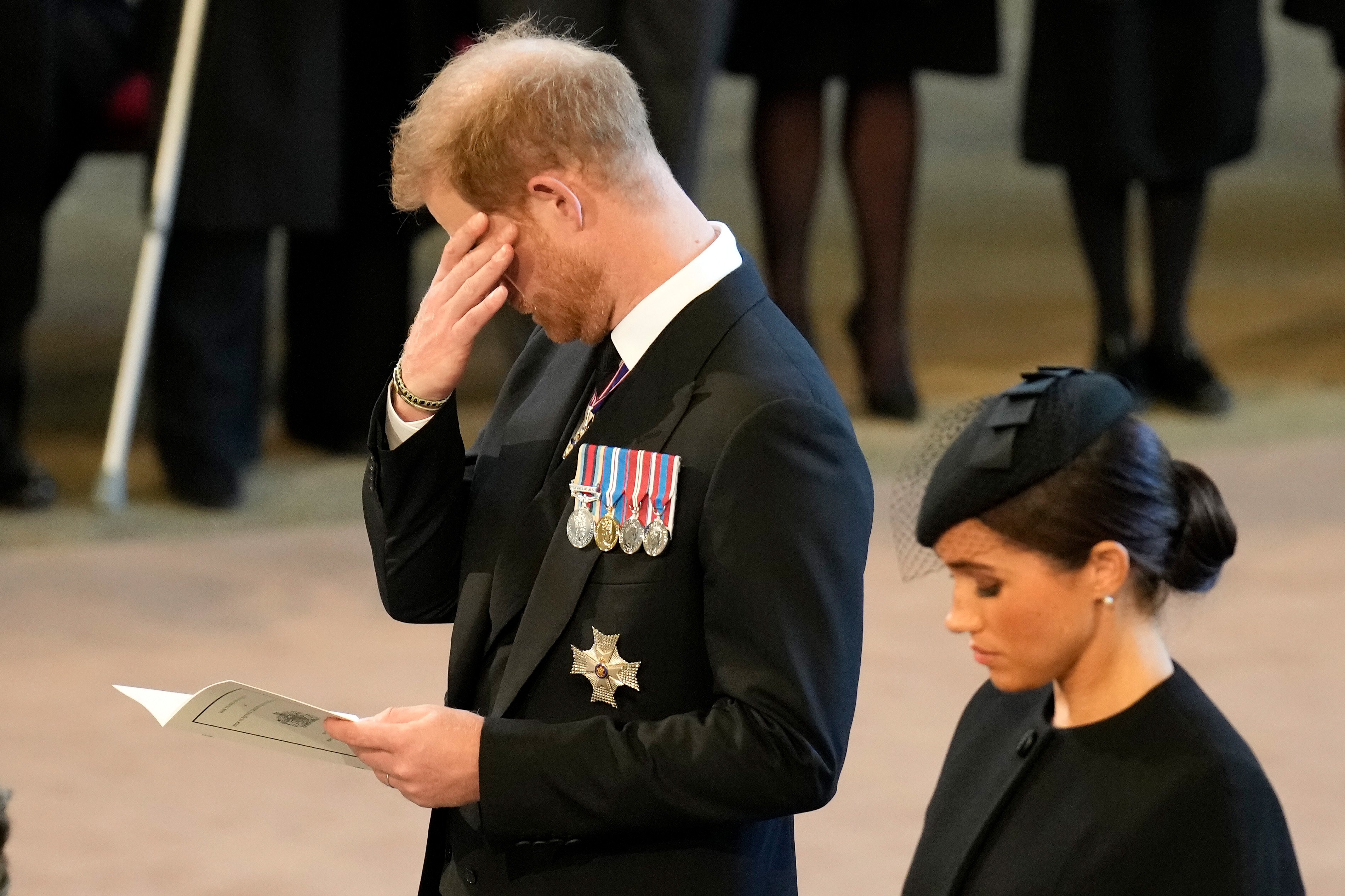 Ein emotionaler Prinz Harry, Herzog von Sussex, und Meghan, Herzogin von Sussex erweisen Respekt nach der Prozession für Königin Elizabeth II. am 14. September 2022 in London, England, im Palast von Westminster | Quelle: Getty Images