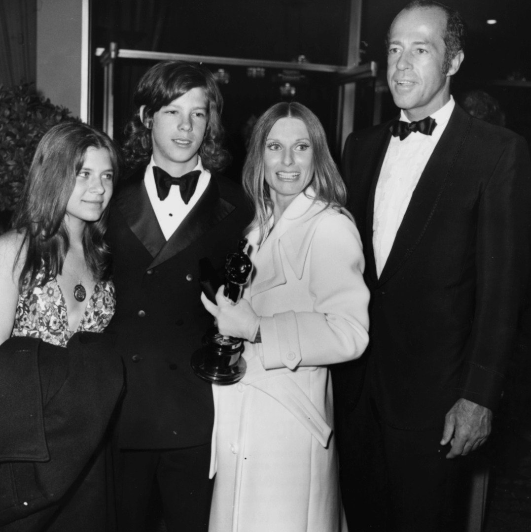 Actress Cloris Leachman, with her husband George Englund, son Brian and his girlfriend Mary, holding her award for 'The Last Picture Show' at the Academy Awards, Los Angeles, April 1972. | Source: Getty Images