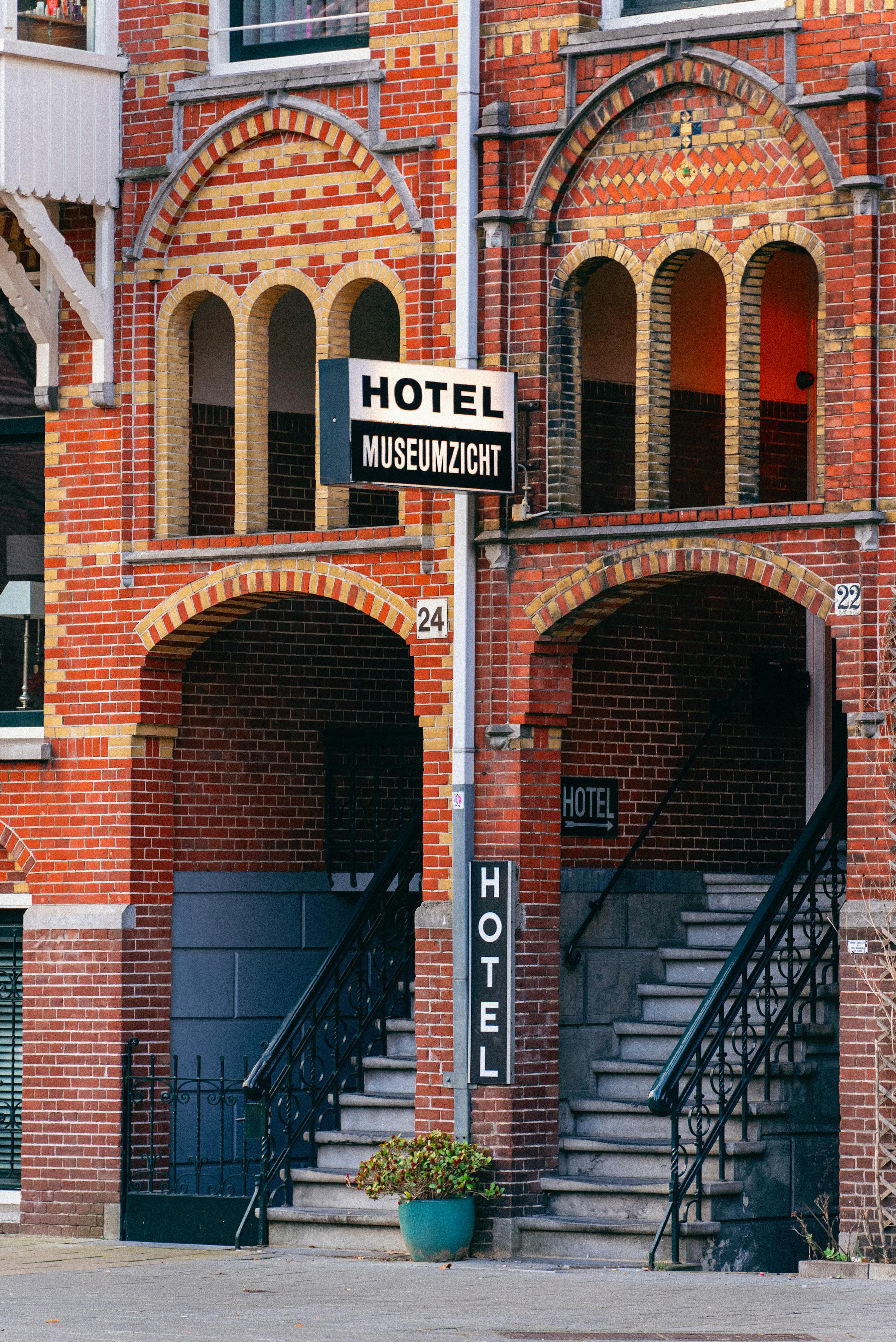 A picture of a hotel entrance | Source: Pexels