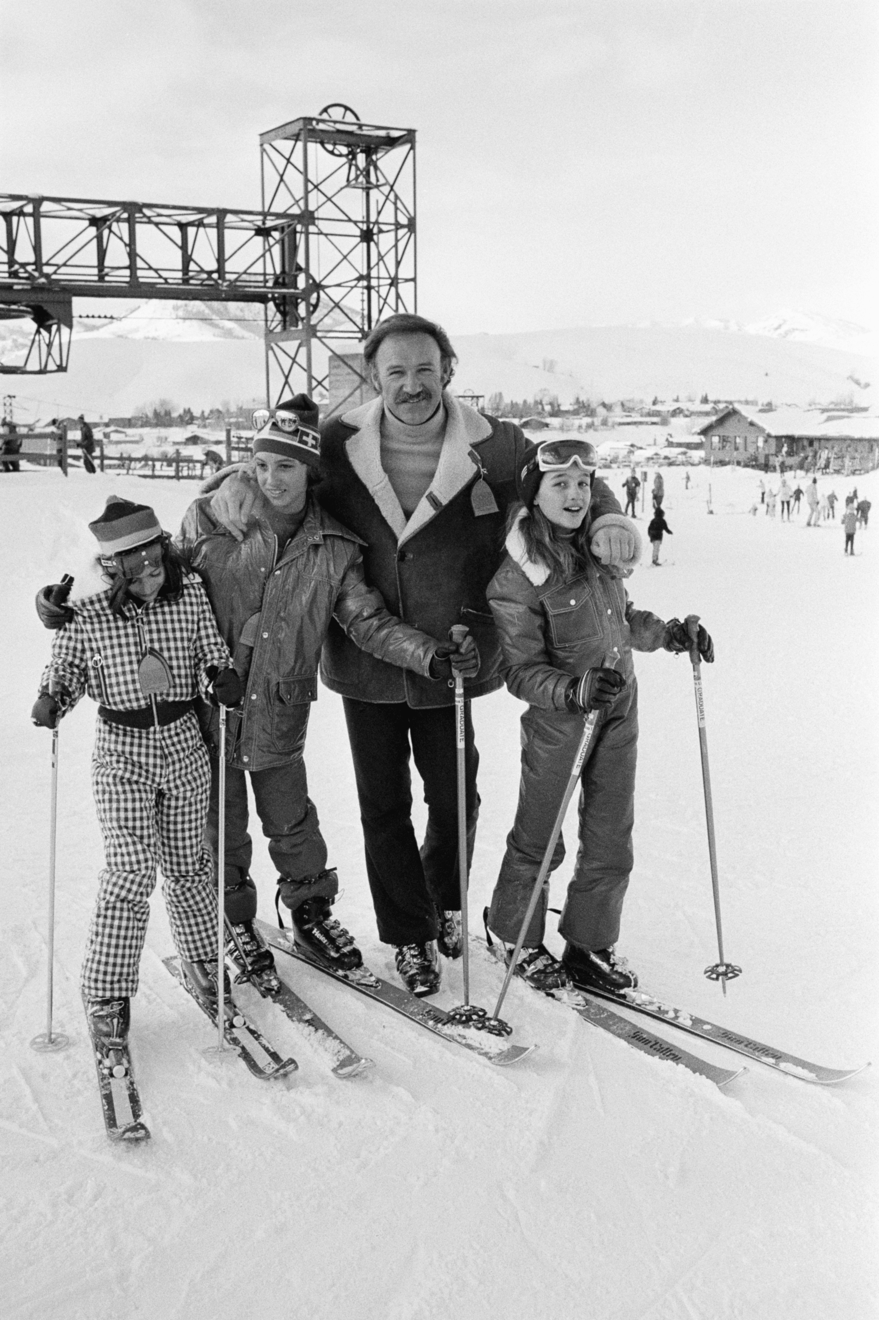 Gene Hackman and his children at Sun Valley circa 1974 | Source: Getty Images