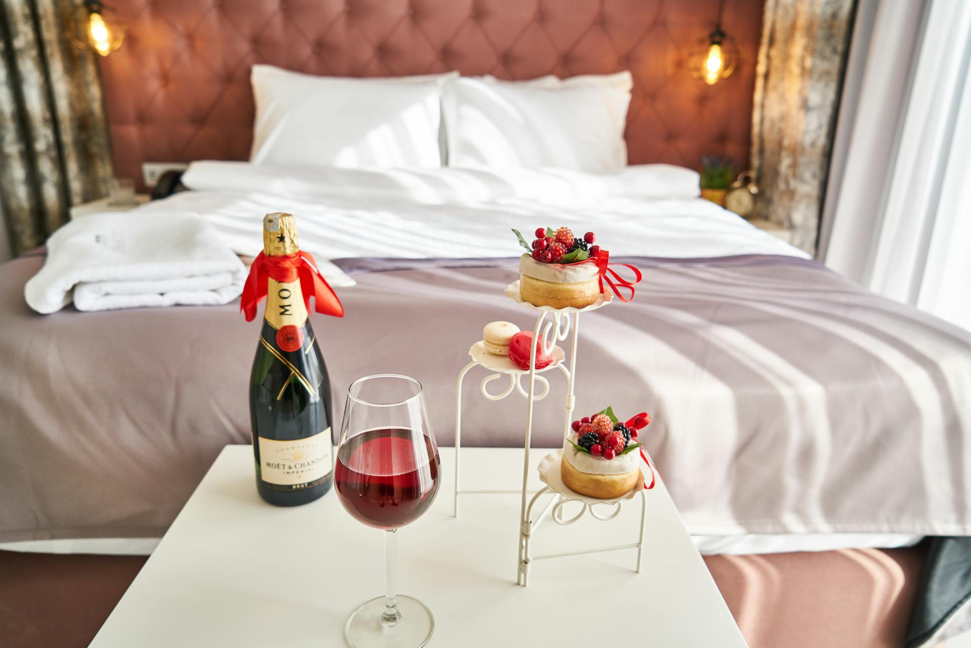 A hotel room with food and wine | Source: Pexels