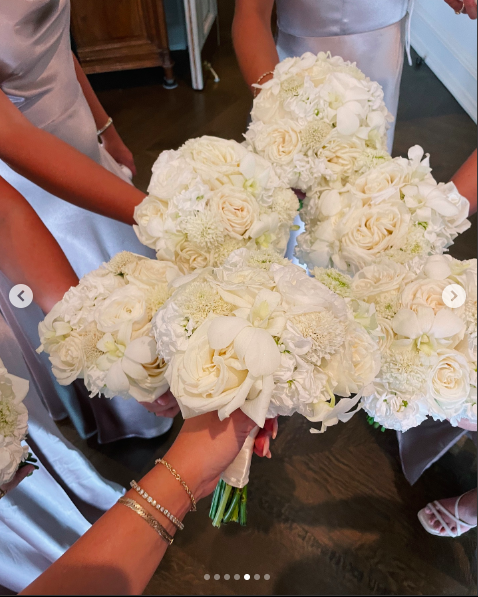 A photo of the bridal party holding their flower bouquets on Victoria Schultz's wedding day, posted on July 15, 2024 | Source: Instagram/isabellamoranda