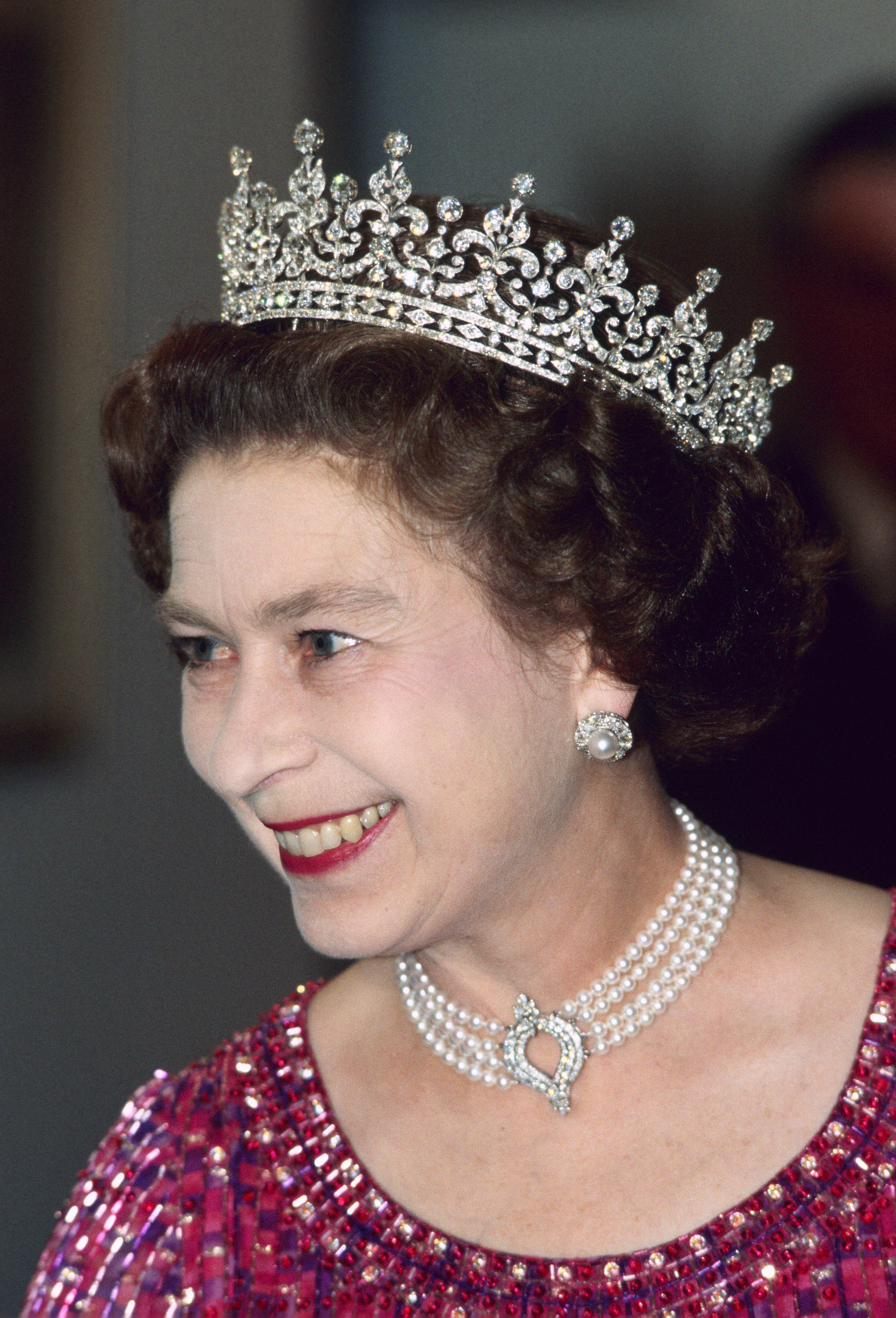 Queen Elizabeth II wears a four-strand diamond and pearl choker with 'Granny's Tiara' to an engagement in Bangladesh, on November 16, 1983 | Source: Getty Images