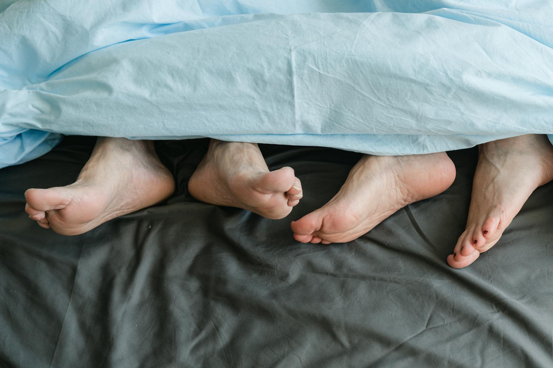 A man lying beside a woman in bed | Source: Pexels