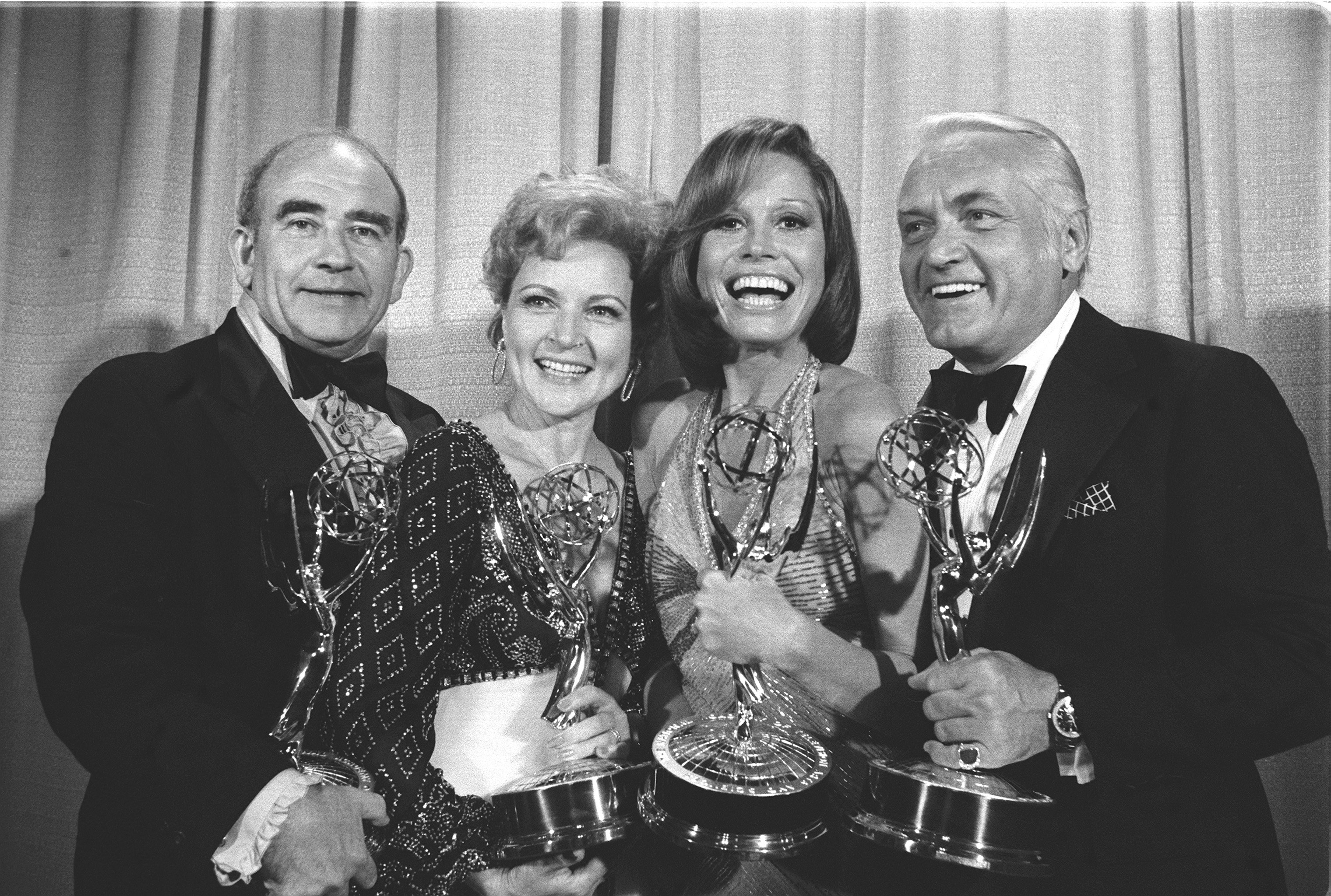 LOS ANGELES - 1. JANUAR: DIE MARY TYLER MOORE SHOW: Emmy Awards. (von links) Edward Asner, Betty White, Mary Tyler Moore, Ted Knight. | Quelle: Getty Images
