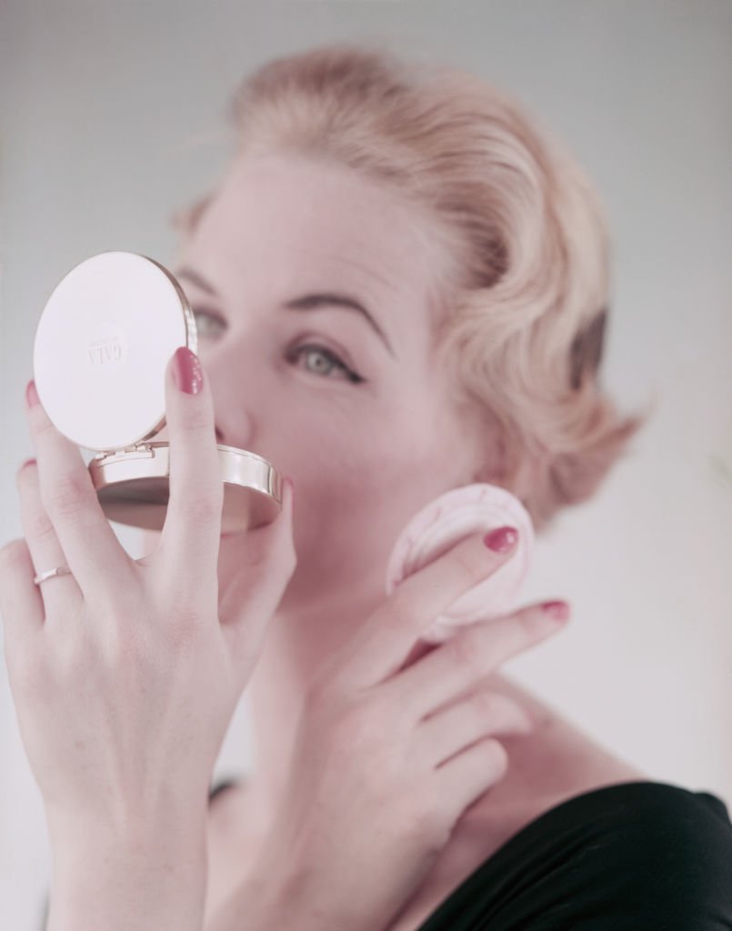 Une femme utilisant le fond de teint. | Photo : Getty Images