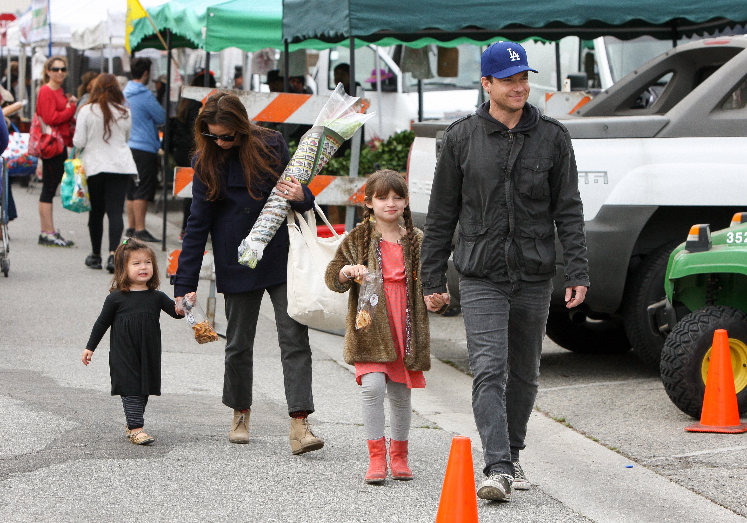 Jason Bateman and Amanda Anka walk with daughters Francesca and Maple on February 9, 2014, in Los Angeles, California | Source: Getty Images
