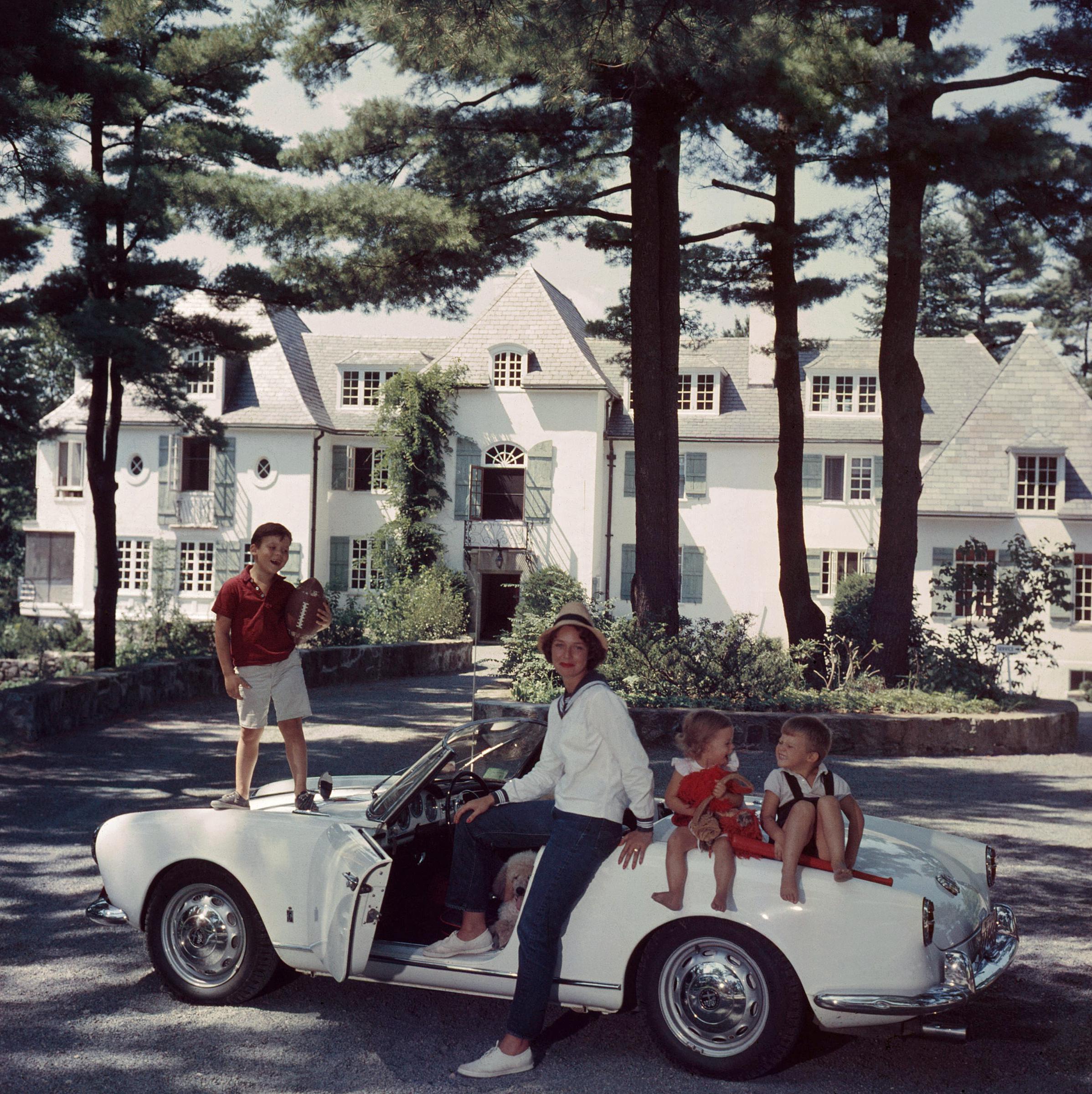 Andrew Cabot photographed with his family, circa 1960. | Source: Getty Images